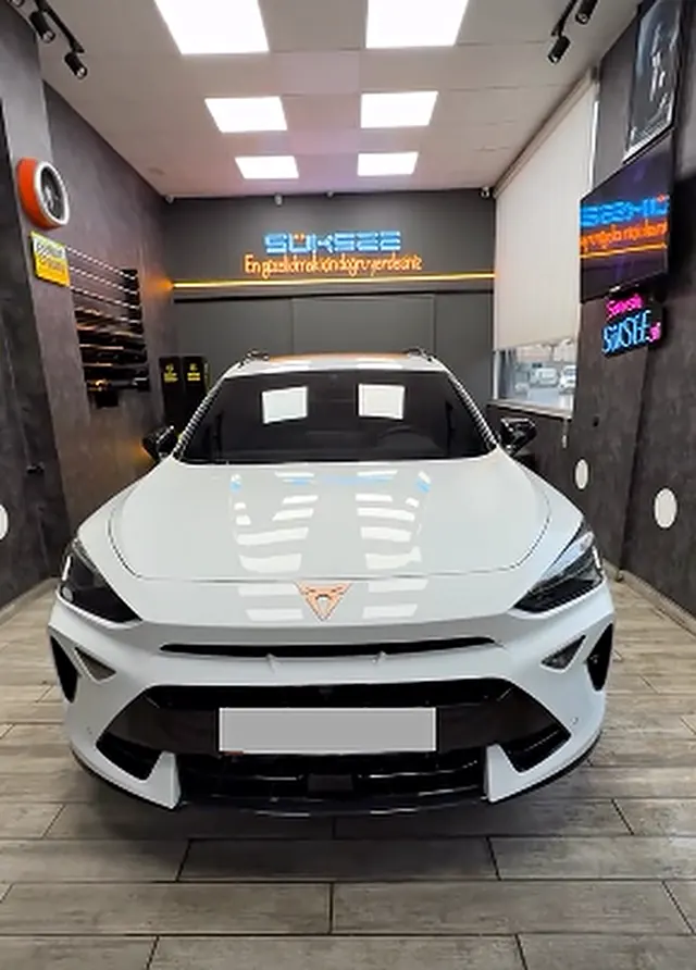 Beyaz Cupra, Süksee dükkânında önden