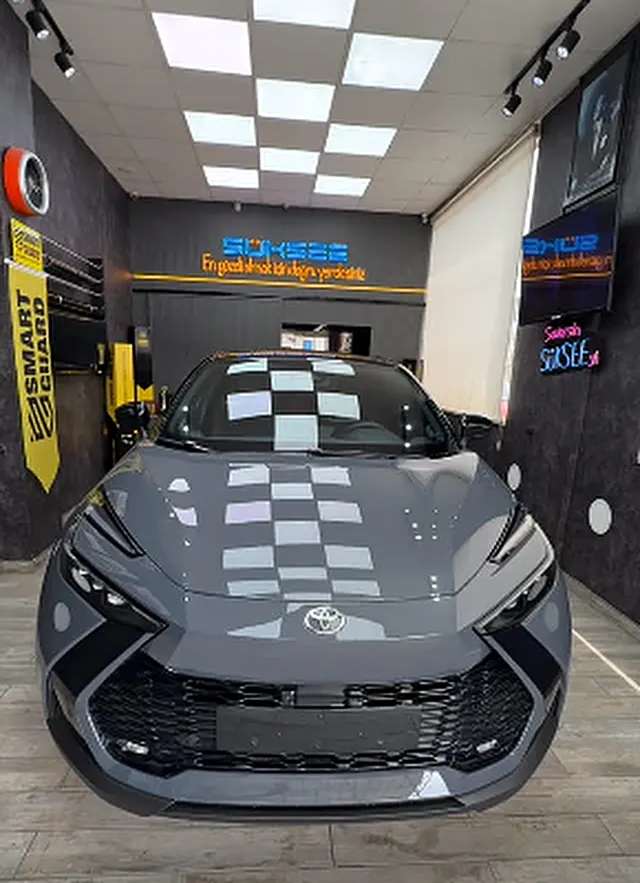 Gri Toyota C-HR, Süksee dükkânında önden