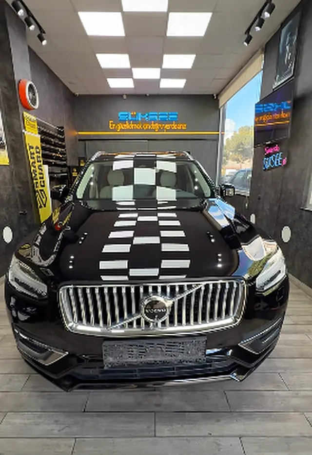 Siyah Volvo XC90, kaputunda dama ışık yansımaları
